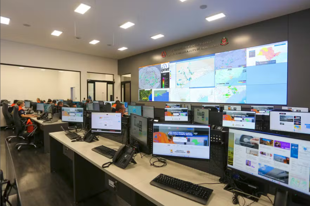 Sala de controle climático da S.I.R.E.N.A. com observacão em tempo real
